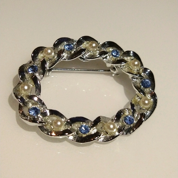 Vintage Gerry's Brooch Silver Toned Pin Blue Crystals Faux Pearls - Picture 3 of 4